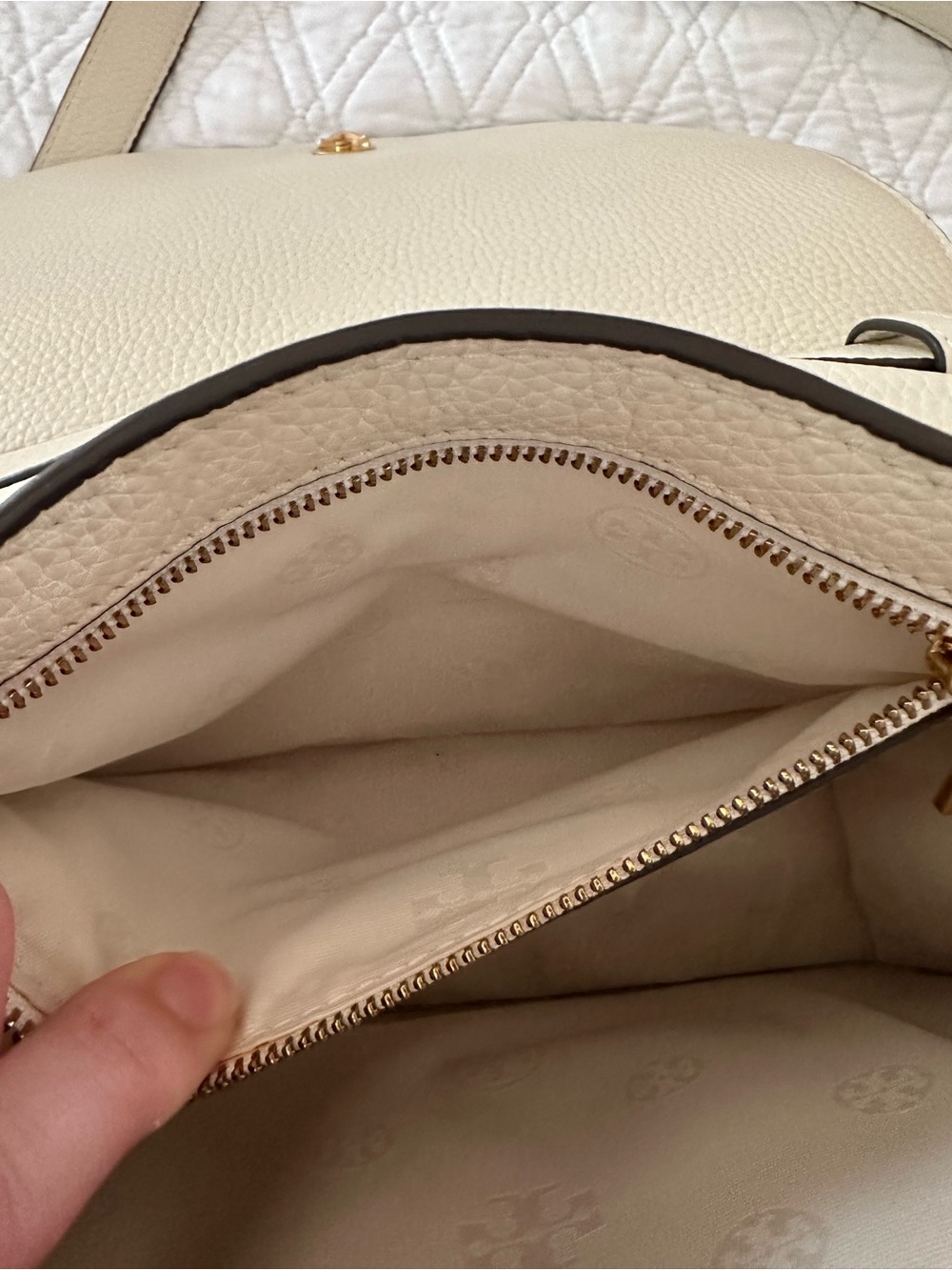 Tory Burch Cream Pebbled Leather Crossbody with Gold Logo Accent - Picture 7 of 8